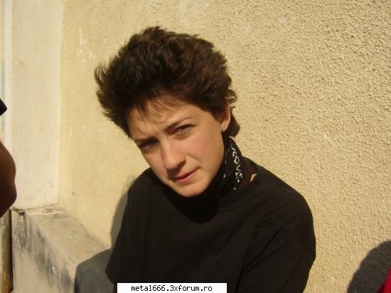 ce najpa am iesit in poza asta :rotfl:  amu ce sa mai..eram la sc poazele userilor